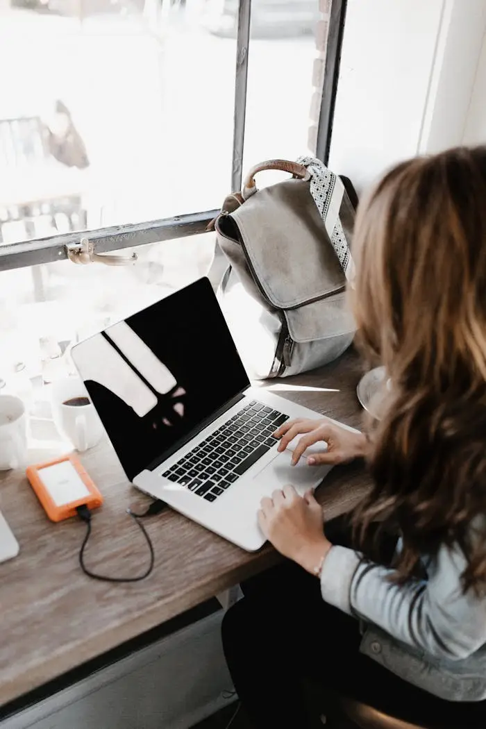 Donna che decide che computer scegliere nel 2025 in Italia